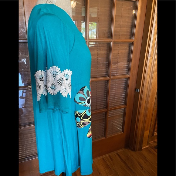 Bright tunic size M but fits like large - Picture 3 of 4